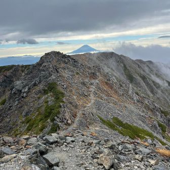 西農鳥岳⇒農鳥岳の稜線

やや岩ゴツゴツした所もあります、ちょっと手を使う場面も🪨