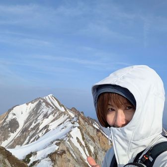 さっきまでTシャツで大丈夫だったけど、風強くて寒い🌀フードオンフード😆