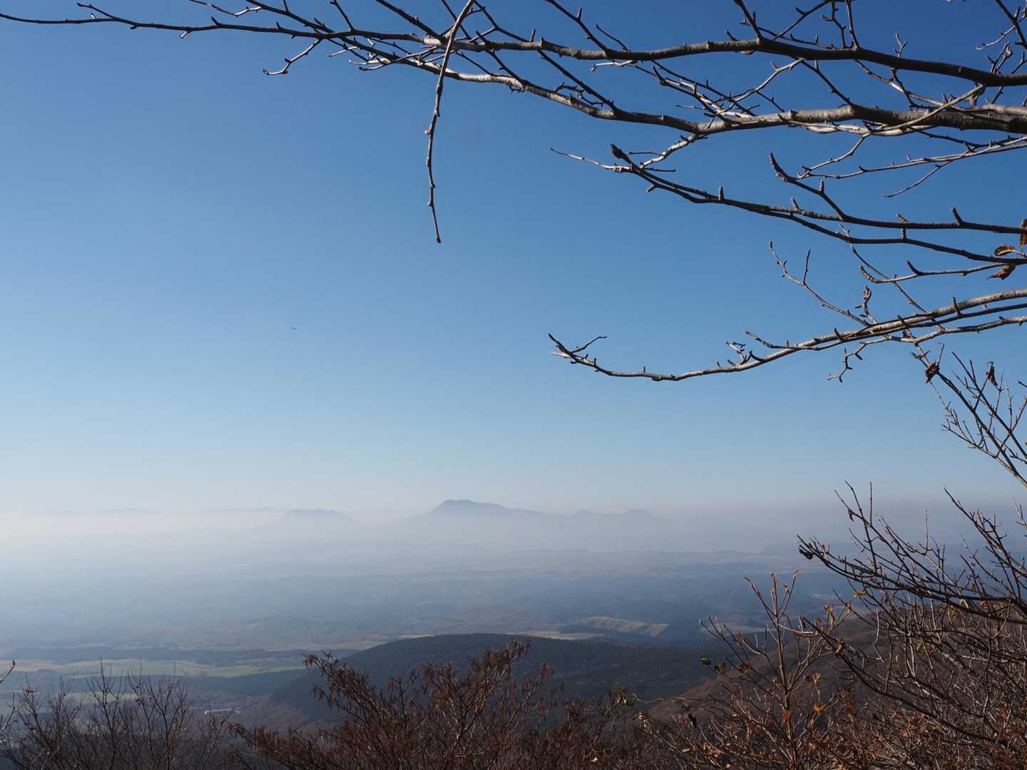 阿蘇山が薄っすら見えてます。