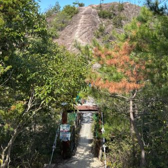 吊橋と正面の岩場