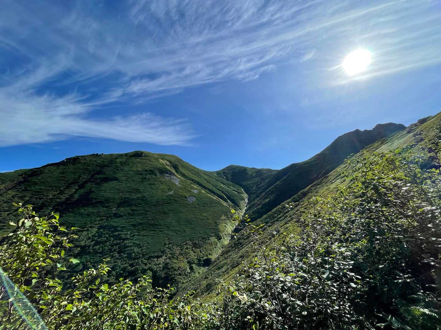 ニセイカウシュッペ山往復 | 切り立つ絶壁「大槍」を眺めながら細長い尾根を辿るの写真