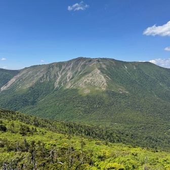 山頂から見る早池峰山