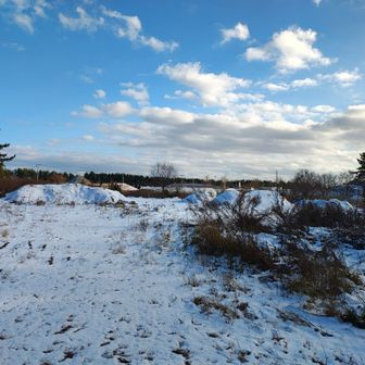 駐車場は登山口の標識から先に数台止められそうでした