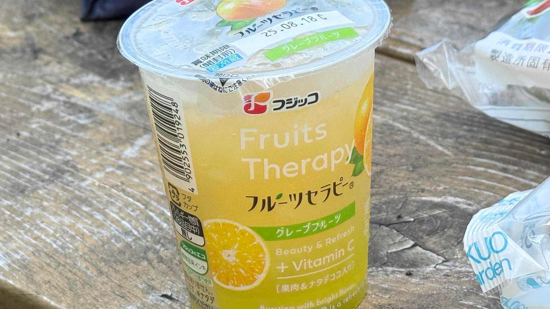 これを凍らせててダイソーの保冷バックに入れて8時間後、まだシヤリシャリと凍ってた😆ホント、このおかげで身体が中から冷やされて元気回復です❣️