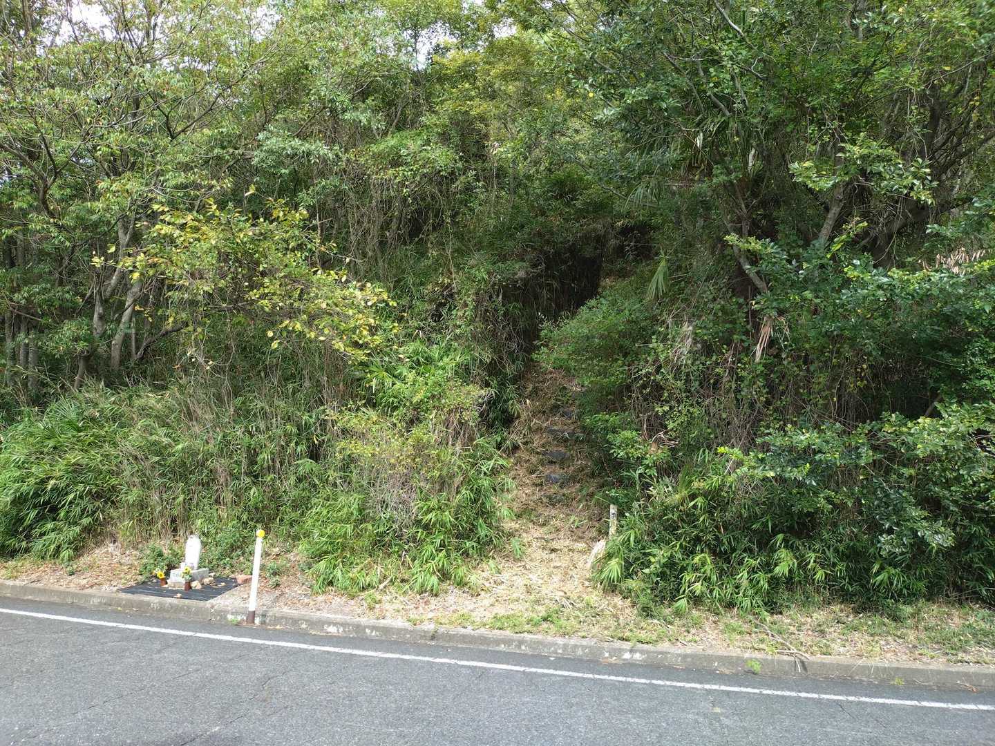祇園山の登山口…
草🌿を刈ってくださってました🙇
草が生い茂っていたら登山口がわからないと思います😵お地蔵さんが目印です。