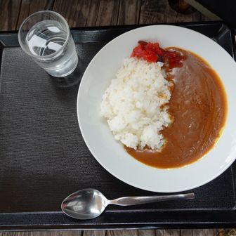長蔵小屋玄関食堂でカレーライスをいただきます