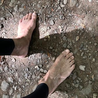 山頂過ぎた辺りの小石ゾーン
石が足裏に刺さる刺さる😵😂😵😂

スライドした女性に
「わぁぁ〜すごーい　はだし！　痛くないんですか？？」
私
「メチャクチャ痛いですよ！！」😭😂😭笑笑

我慢して歩いていたが😎
追い打ちかけて
足指が攣り出したので😫
サンダル🩴を再び履く！

すると
なんと歩きやすいことか‼️😄👍

花尾の痛みどこ吹く風😙
サクサク歩いて下山したとさ！

おしまい😊