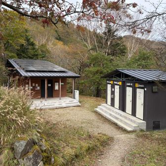 新しくできた五十人平野営場の管理棟とトイレ