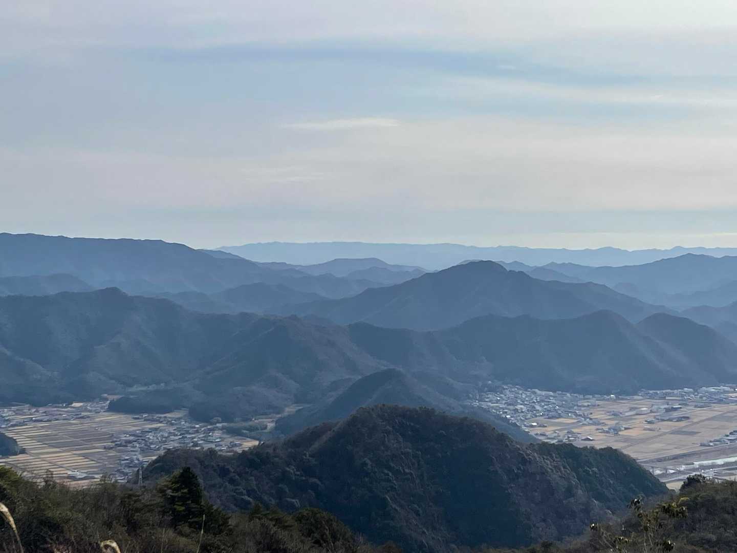 真ん中奥に平たく見える山が六甲連山です😊