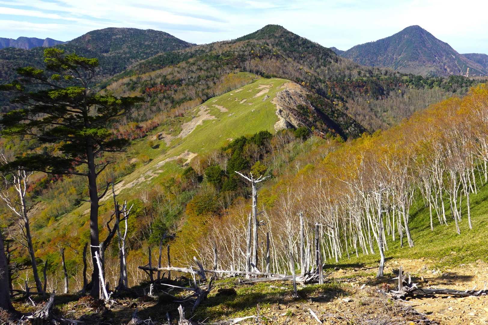 昨日登った庚申山と皇海山
真ん中がこれから登るオロ山