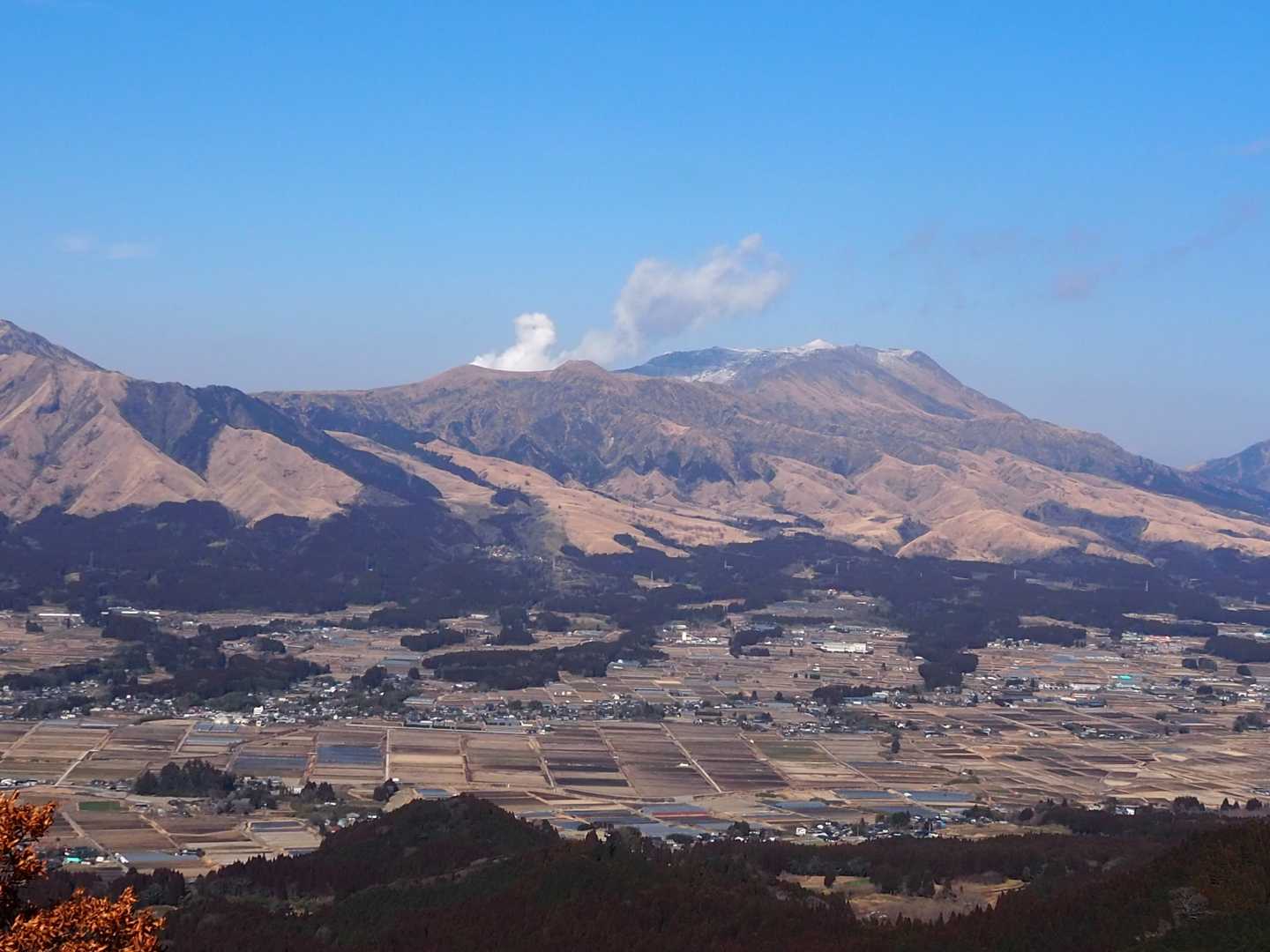 中岳の噴煙が