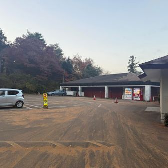 そして車道と合流して突然現れたレストハウス。車も何台か停まっていて散歩の方々もちらほら。