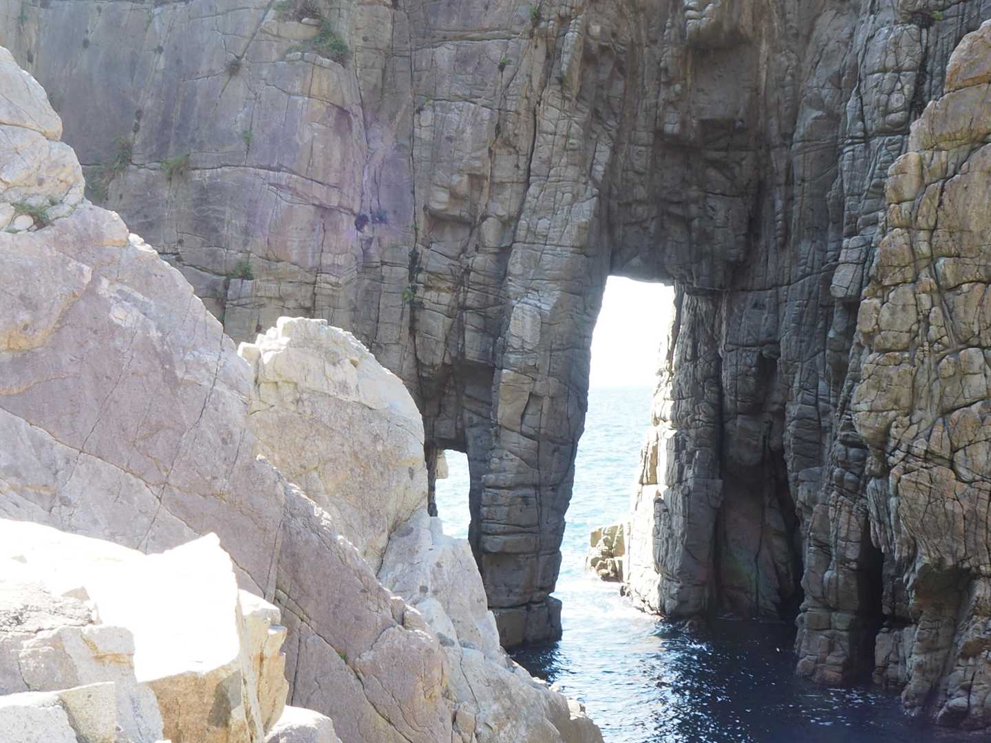 久須夜ヶ岳 | 山頂から海抜ゼロへ、遊覧船しか辿り着けない蘇洞門の大門・小門への写真