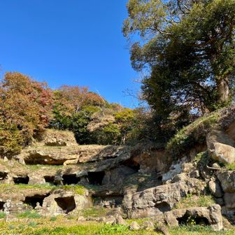 岩の壁面にたくさんの穴
お墓のようなものだったらしい