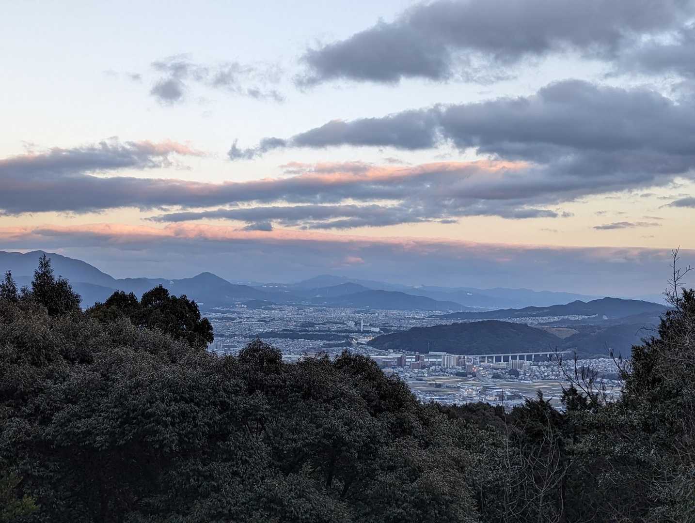 よく見ると、宝満山だけでなく、観音山から天拝山まで見渡せます。