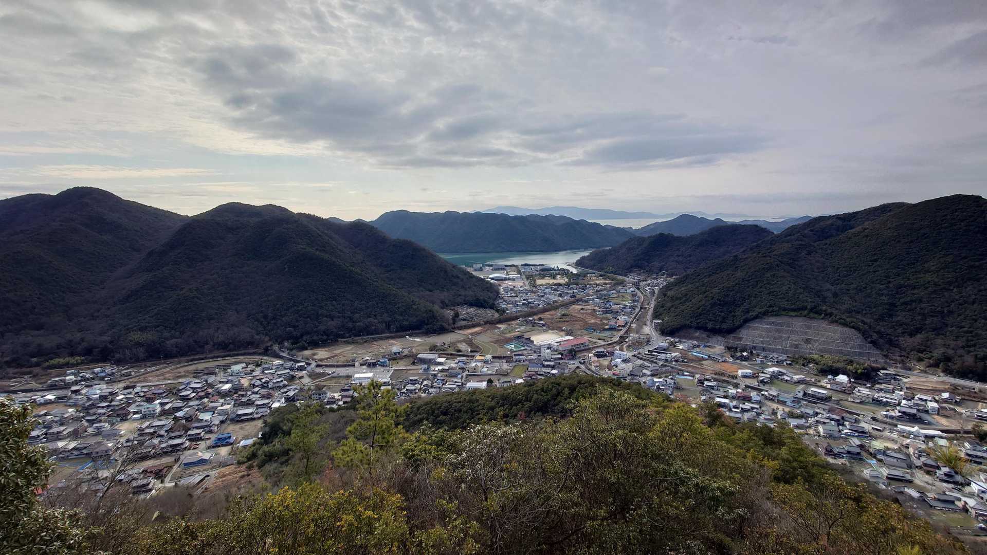 岩場の急登だけに眺めは良いです。