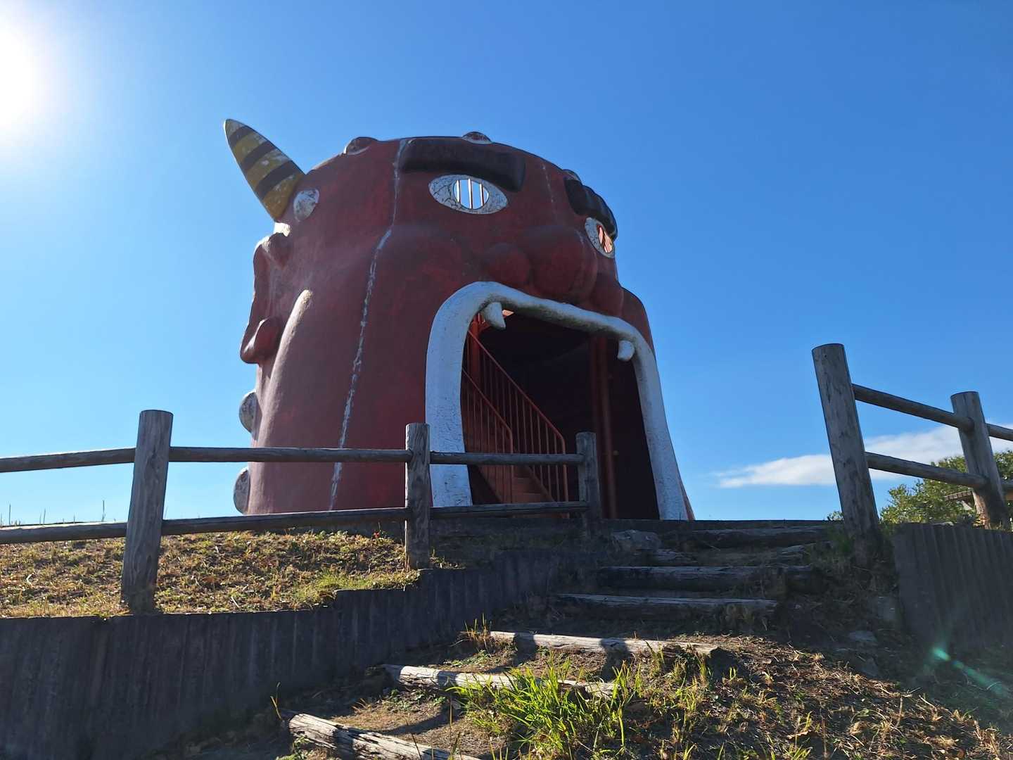 鬼ノ鼻山展望台の赤鬼👹
中に階段があり、登ると360度の展望が広がる。