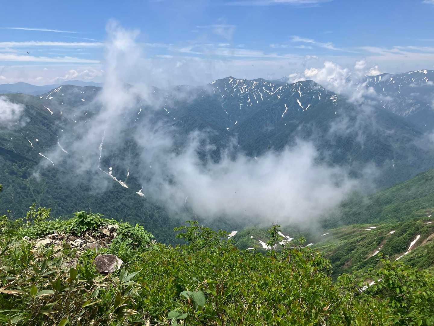 振り返るとゼブラと青い空の山並みが。