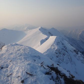 北峰から北東に続く稜線も素敵です✨