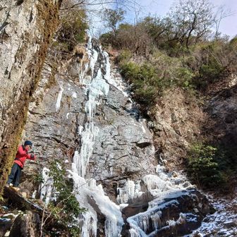 何とか四王寺の滝に到着。暖かさで、時折すごい音を立てて氷が崩れ落ちる。