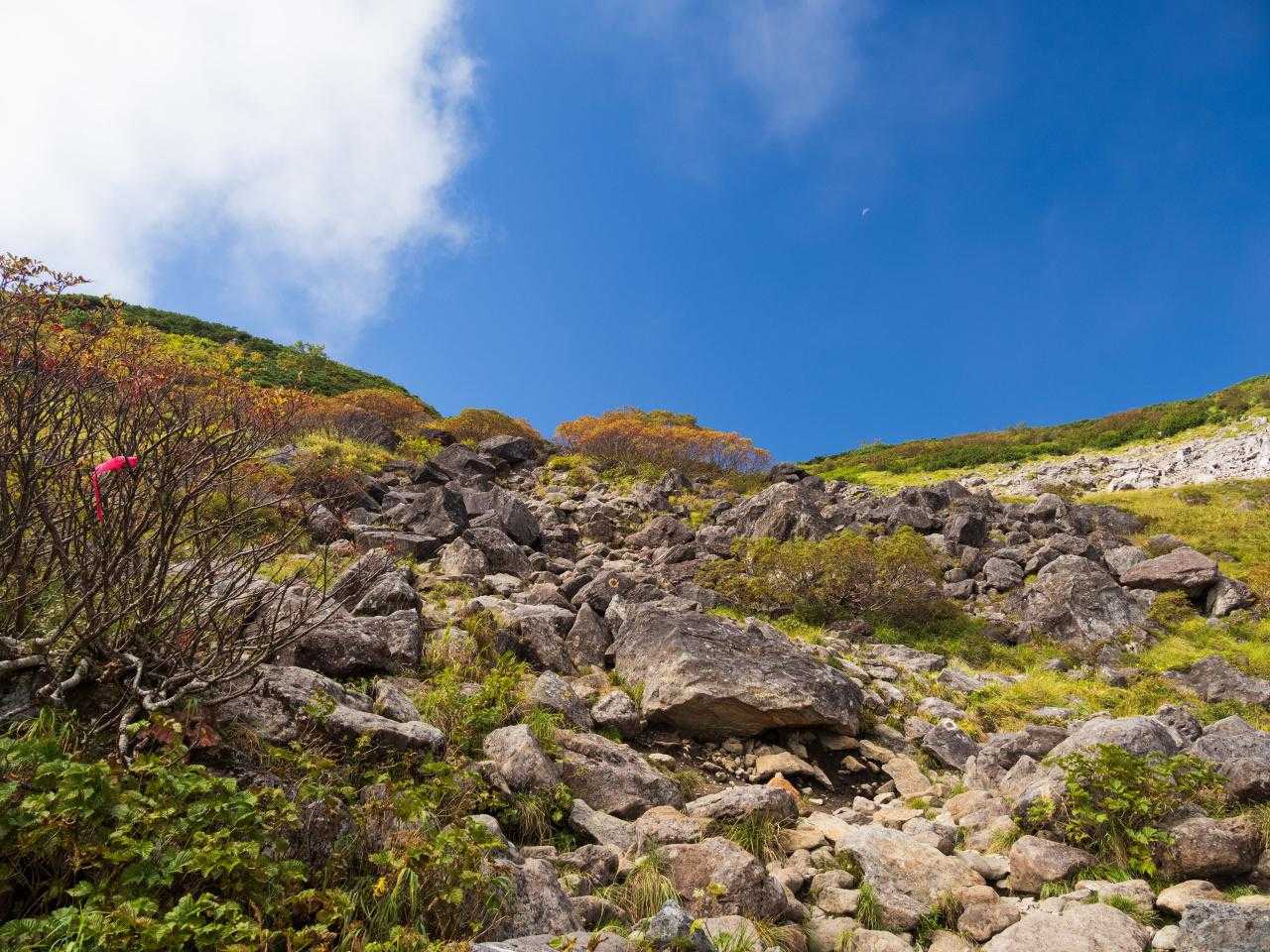 岩ゴロゴロの道を登っていく。蓼科山ほどではないけどすごい。登っていくと青空がでてきた。