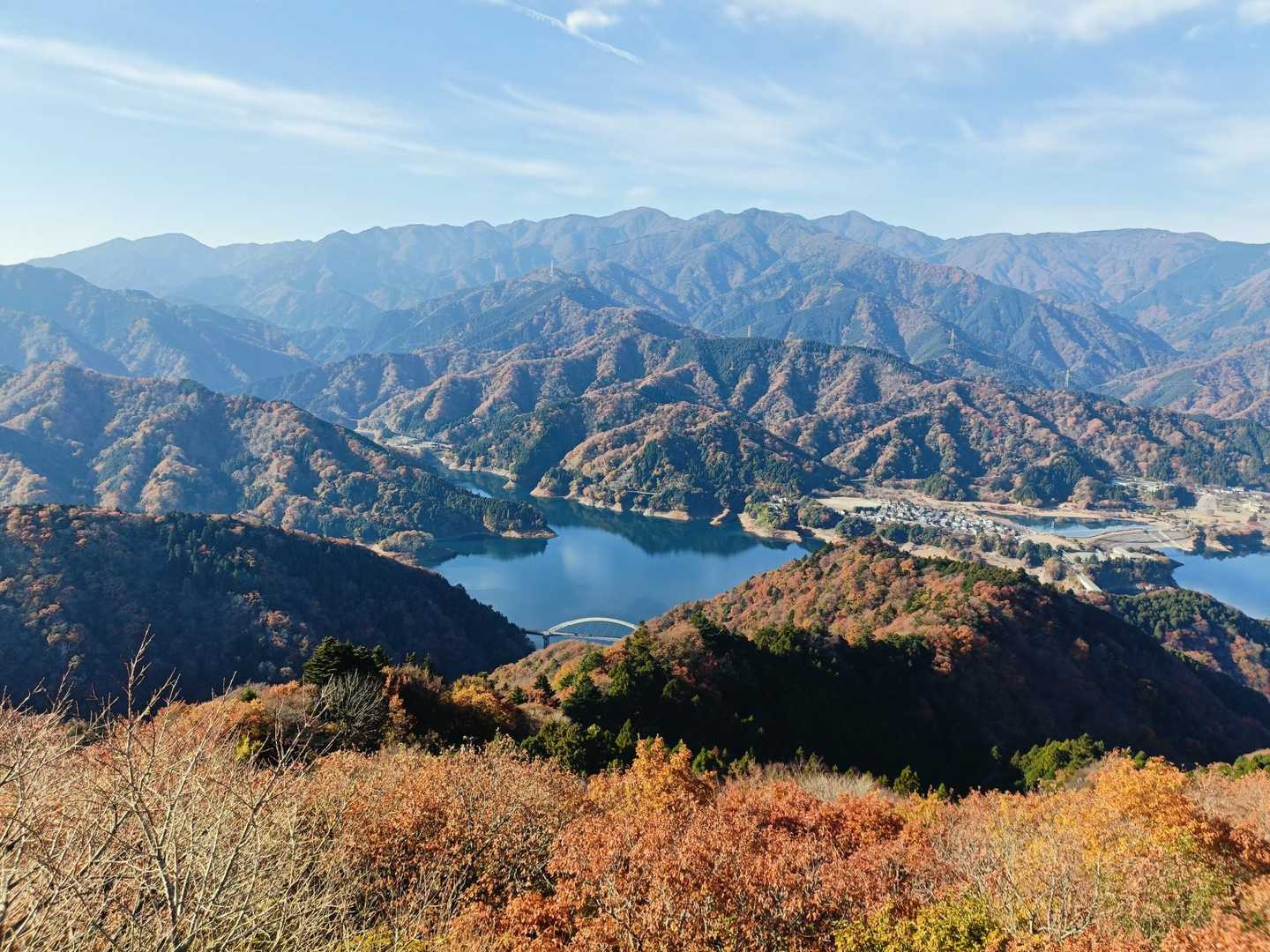 宮ケ瀬湖に丹沢山塊。