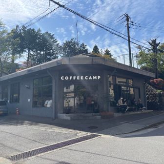 二つ目のチェックポイント
COFFEE CAMP
この手前で日本語が全く出来ないお年寄りの外国人さんに道を尋ねられ悪戦苦闘⤵️
こちとら英語は全く喋れない💦
スマホ使いどこに行きたいのか聞いたが、スマホ扱えないのか手に取ってもらえず😩

金時山下山時もゆっくり走っていたらピタッと後ろに付かれたので道譲ろうとしたら、「センゴクハラ」って中華系の人に聞かれ、オッケーと答え先に行かせようとしたら手を横に振るので、ならいいかと走り出したら後をついてきた💦
分岐でこっちだよと教えてあげたらお礼言われて別れた😅

英語が喋れたらなーと、改めて思い知らされた日w
