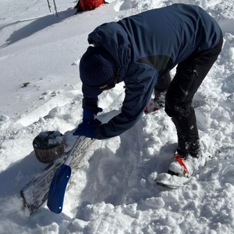 山頂標識埋まってるから、如水さんスコップで掘り出すよ👍
今回の如水さんは神ってる😂