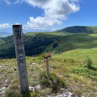 南の耳山頂からこの先目指す稜線を望む。