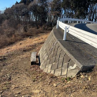 ガードレール下にもベンチあり