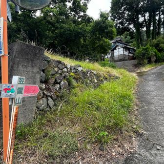 ここに降りてきました。
ここからロードで駐車場に戻ります。
こっちから登るのきつそう😓