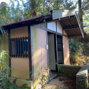 八王子城跡近くの雰囲気あるトイレ