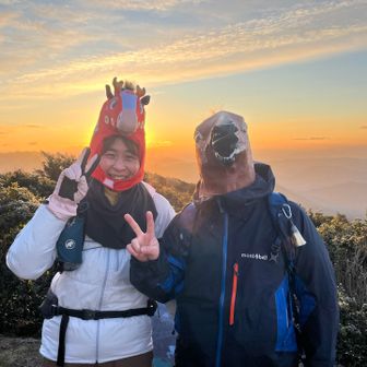 このためだけに買った馬のお面とモンベルのシェル、中にはこれまたおNEWのモンベルのフリース👕👗🐴