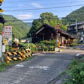踏切を渡って登山口へ