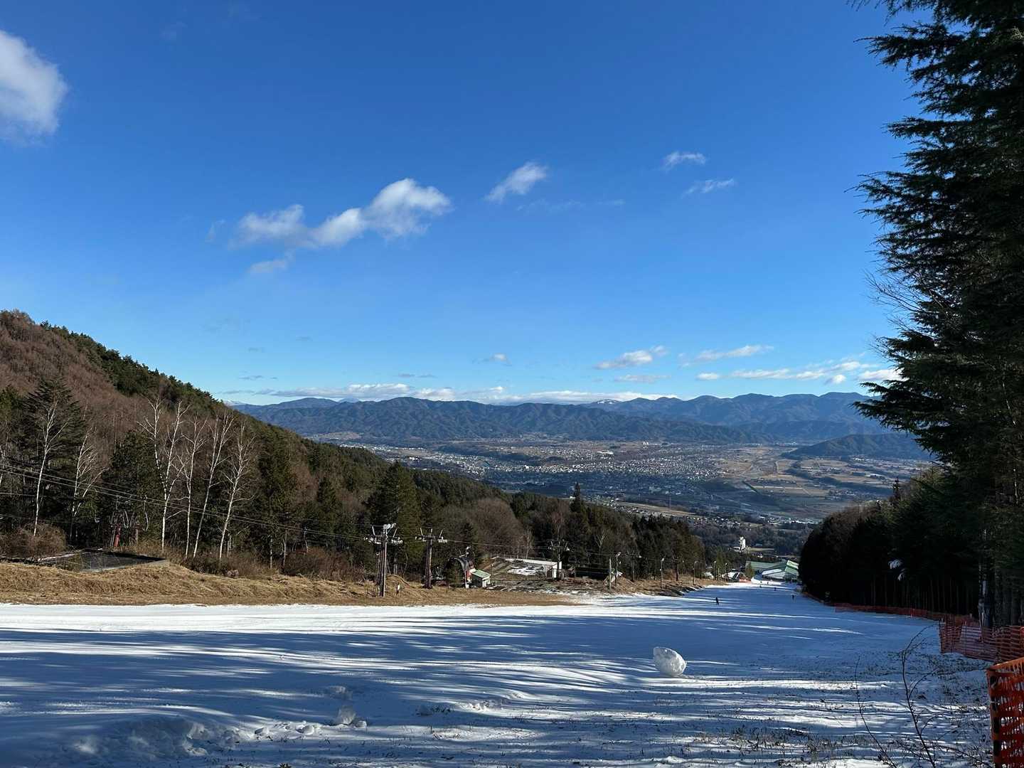 スキー場コースに沿って林道を歩きます。
これが地味に長いんです。
写真はスキー場中腹からの眺望です。