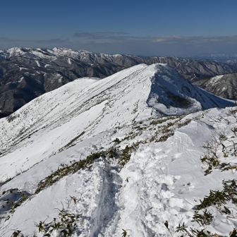踏み抜き注意しながら進みます