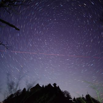 上宮が完成してからこの構図で撮ろうと思っていたが、それまで良く見えてた北極星が撮影開始10分位で雲が出て中止せざるを得なく、まともな写真にはならなかった。しかも10m/s近い強風でものすごく寒い