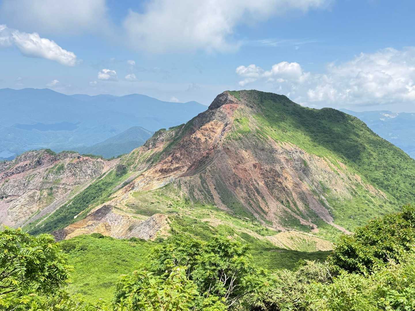 角度変えると
櫛ヶ峰の山容って
ちょっと強引ですが
エアーズロック⛰️みたいじゃないですか？😄