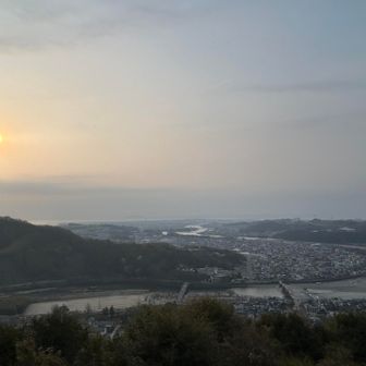 サクッと城山まで。
今日は霞んでます。