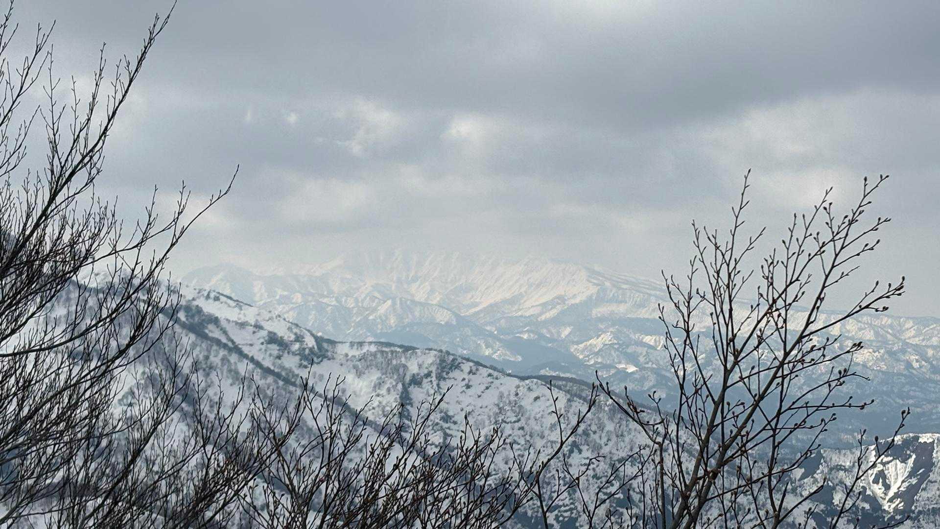 守門岳が霞んでます