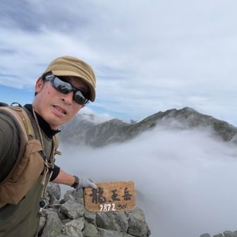 山頂に到着―
観光客の方々も登って来ますが、3000m級…
