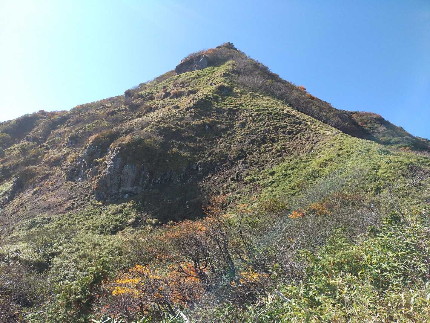 山頂直下からの旭岳
ここからが一番の美形！
