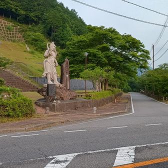 簡易パーキング山南仁王から国道を渡ります
向こうに見えているのは近くに在る足利義詮縁の石龕寺の仁王さんを模したものです