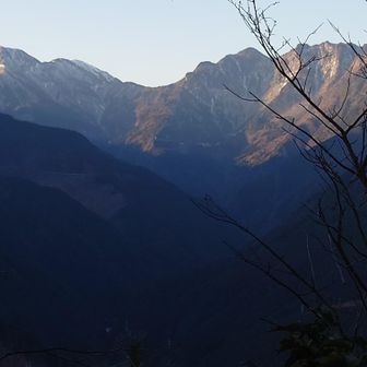 ちち山　笹ヶ峰　黒森　モルゲンいいですね。黒森山にカールがあるように見える。