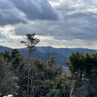 平尾山、坊ヶ峯、神石山、石巻山など弓張山地の稜線が見えるようになった。