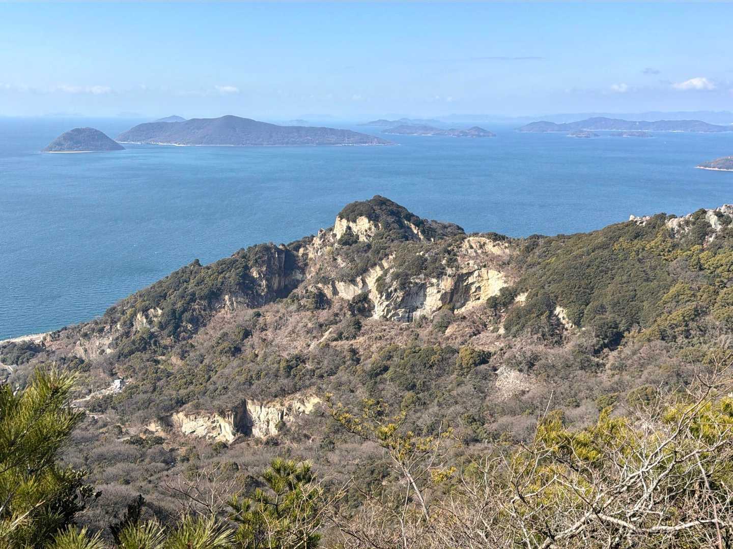山頂から少し行った先に眺めのいい場所がありました。