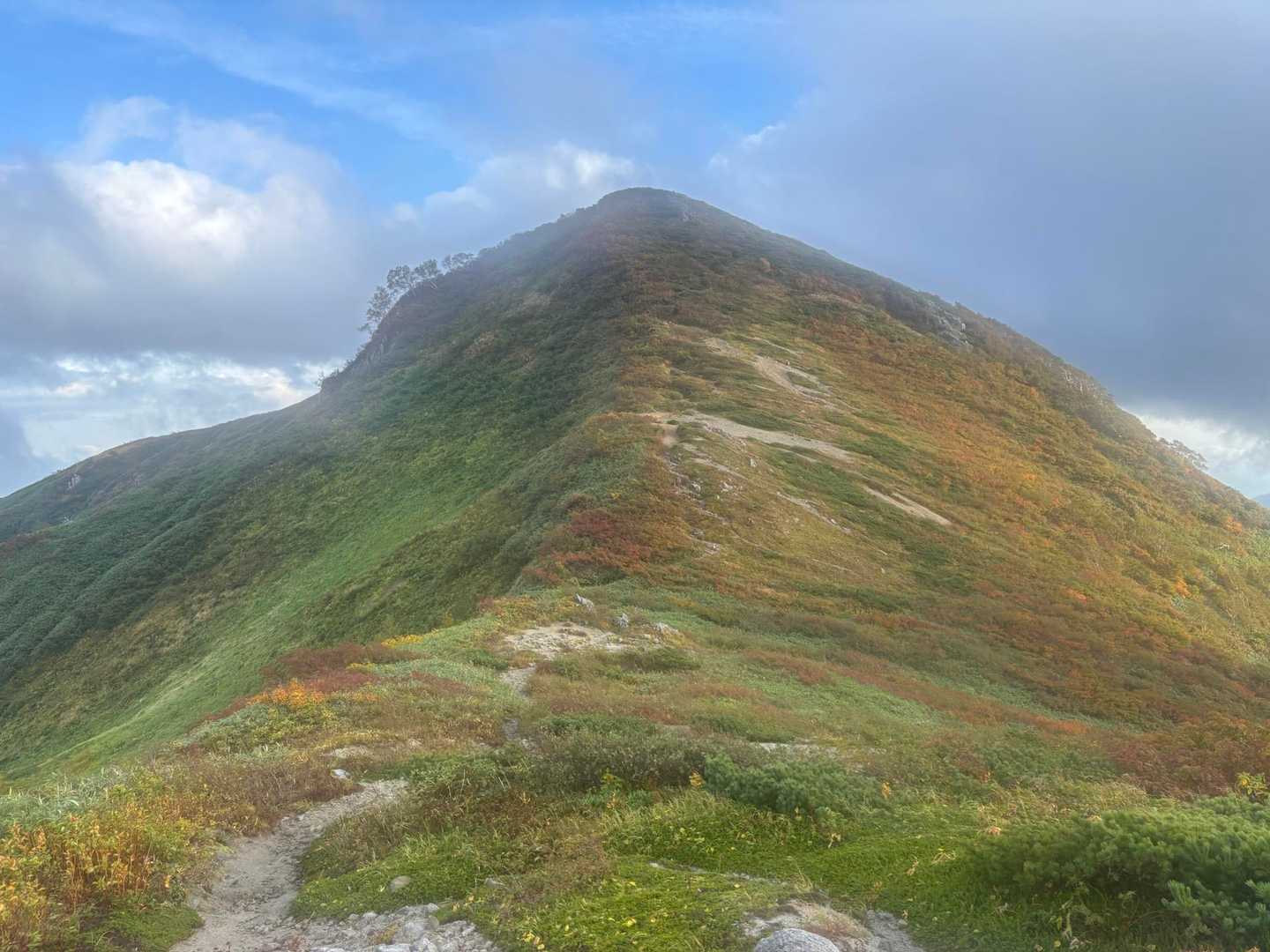 下山時はまた青空が^_^あのピークを登り返す😅