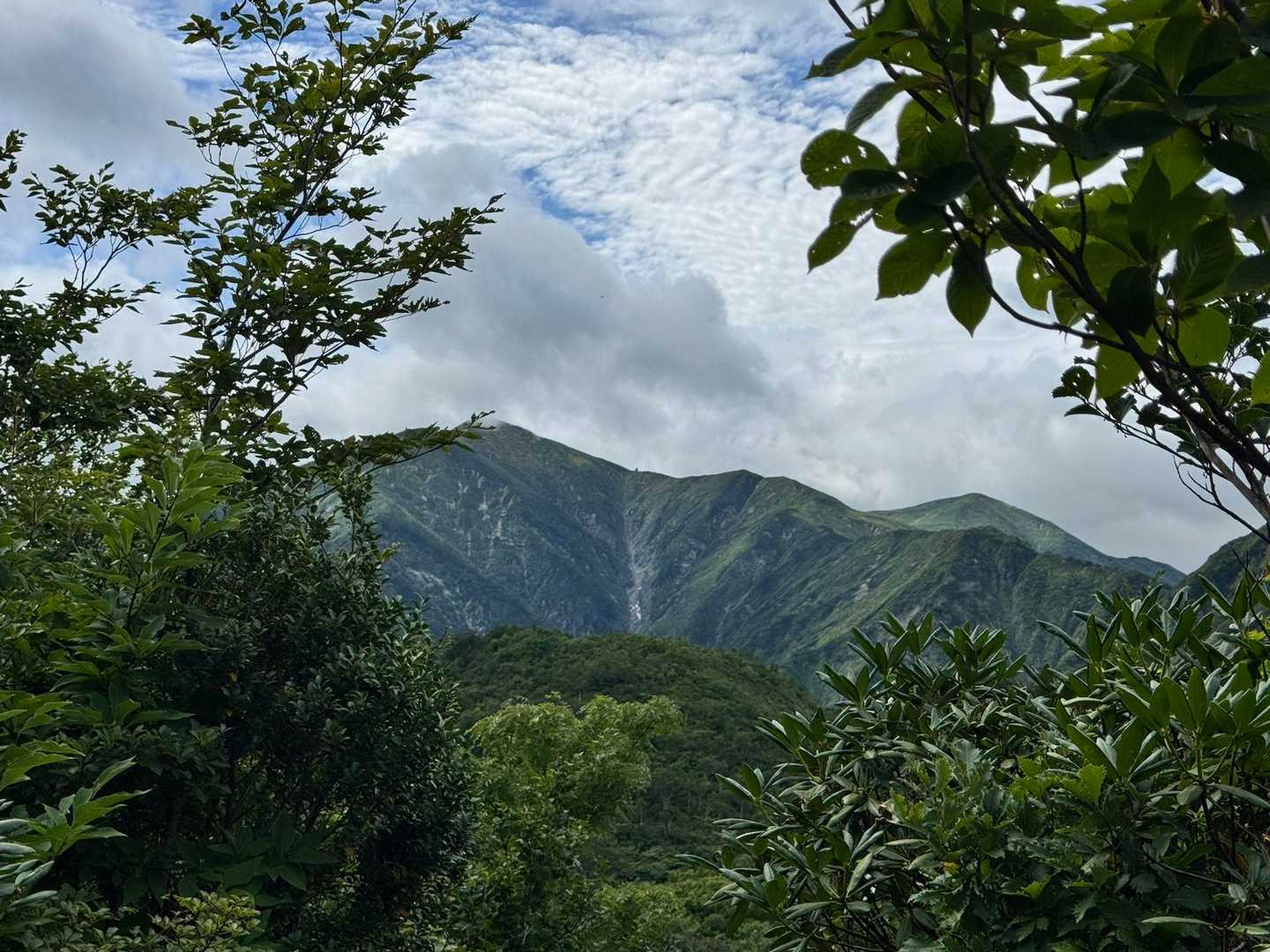 隙間に大朝日岳