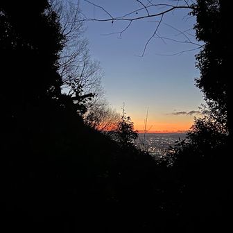 明るくなり出した。