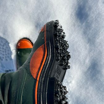 この様にスパイクいっぱいなので、快適・安全に山歩きできます👍